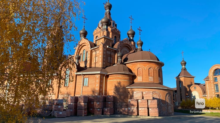 Під церквою складена червона цегла