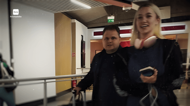 29 вересня Кравець та його дівчина — 23-річна блогерка Уляна Мельник — прибули у паризький аеропорт та заселились у 5-зірковий готель Shangri-La Paris