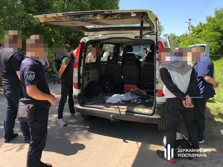 Чоловіків розмістили в мікроавтобусах, де вони їхали 100 км на матрацах