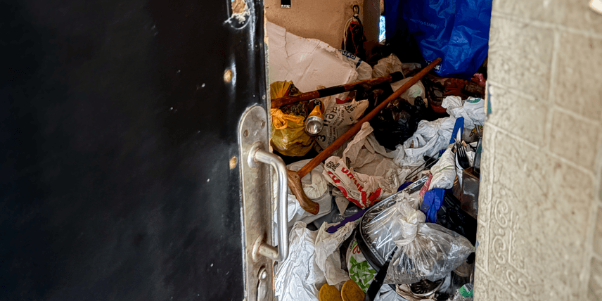 Сусідка захаращує квартиру сміттям, у вас — таргани й нема опалення, бо в неї прорвало труби. Що робити?