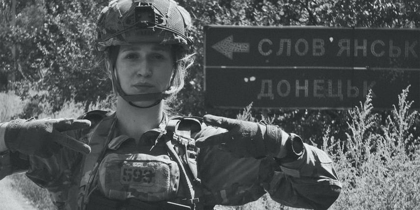 Першою в класі перейшла на українську мову, а після повноліття приєдналася до «Азову». Памʼяті 19-річної Дарьї Лопатіної