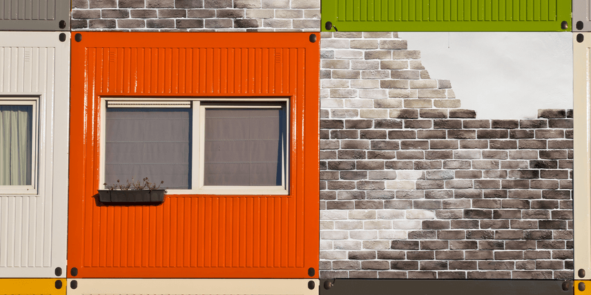 «Будемо, мабуть, дорогу перекривати». Чому жителі Ірпеня роками живуть у тимчасових домівках