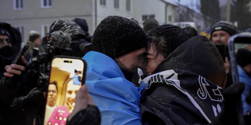 «Когда муж попал в плен, сын был метр ростом. А сейчас — метр семьдесят». Репортаж с первого обмена за пять месяцев