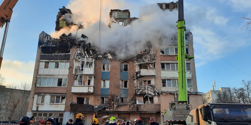 «В одному будинку люди горіли живцем у своїх квартирах» — очевидці про трагічні влучання російських ракет по Тернополю