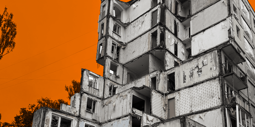«Всі поїхали, а ми сам на сам з державою». Як мешканці зруйнованих будинків у Києві воюють з чиновниками й вітром у квартирах