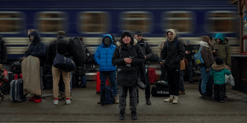 «Радимо лягати ногами до вікна». Евакуація пасажирів та інші правила безпеки на залізниці під обстрілами