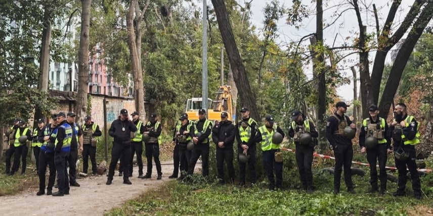 «Він просто розвернувся і вдарив мене в обличчя». Як протест на Теремках закінчився сутичкою з поліцією