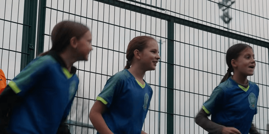 «Йшла в українській формі з тренування, чую — щось жужить. Підіймаю голову, а там дрон» — 11-річна Марія-Анна про життя в Херсоні