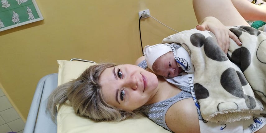 «Приймали пологи, а що робити? Тут бахкає, там гримить». Як народжують у пологовому, недалеко від лінії фронту