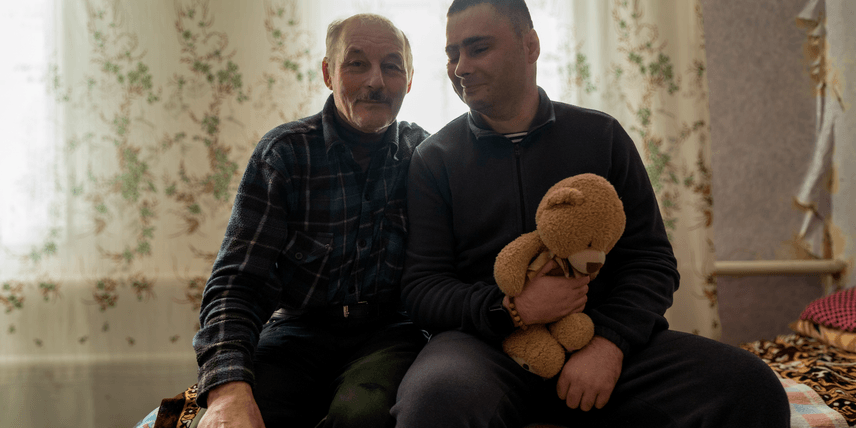 Уламок вимкнув третину мозку. Як у селі без пральної машини, води й туалету батько доглядає пораненого сина