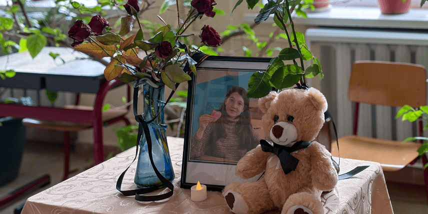 Чоловік затримався в Києві, а тим часом російський дрон забрав життя його дружини та маленької доньки. Репортаж із Погребів