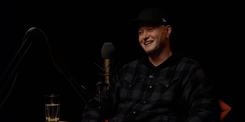 «Мені в Києві робити нічого». Андрій Хливнюк про особисті кордони, пісні на нулі, тил і дружбу з Noize MC