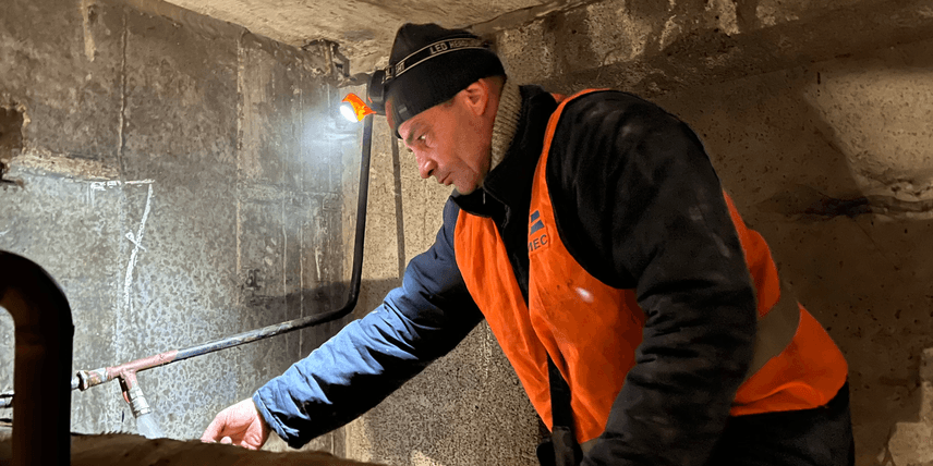 «Сказали їхати — поїхали. Мовчки». Як залізничники із Запоріжжя та Кривого Рогу рятують столичні квартири