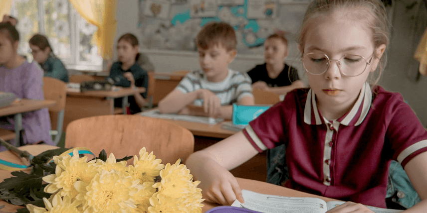 Останній дзвінок на могилі однокласників. Рік після трагедії в Коростишеві, коли росіяни вбили трьох дітей з однієї родини