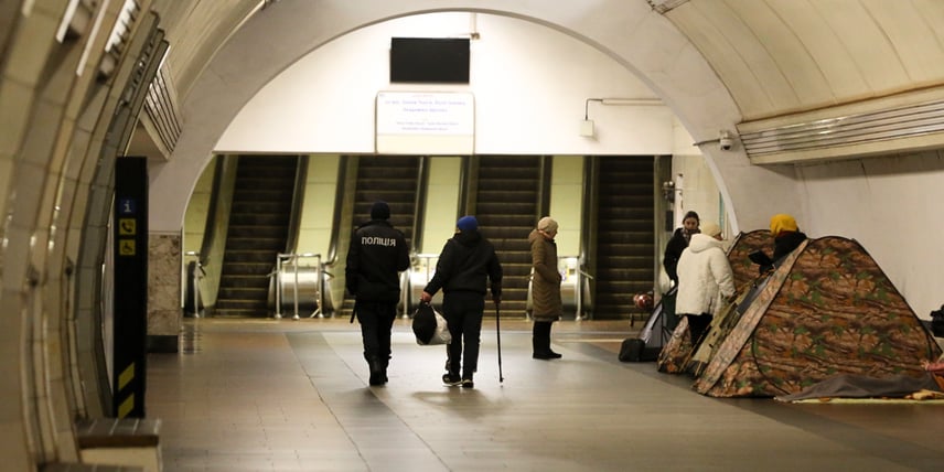 Бійки за лавки, крадіжки, наїзди на чужинців. Хто ці люди, які щодня ночують у метро