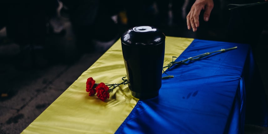 Прах українського військового «Поштою росії». Хто і за скільки переправляє останки загиблих на тимчасово окуповану територію