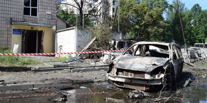 «Двері заклинило, балони вибухають, а ми — молимося» — вцілілі після російського обстрілу по Києву