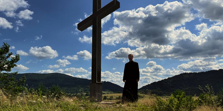 «Мою громаду хочуть знищити». Чому священник із прикордонного села бунтує та отримує погрози