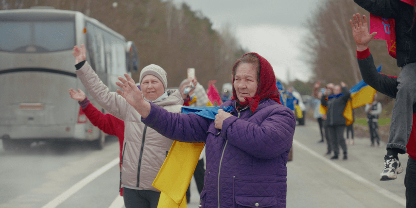 «Все кидаємо — і біжимо». Репортаж із села Нові Яриловичі біля кордону, яке найпершим зустрічає автобуси з полоненими