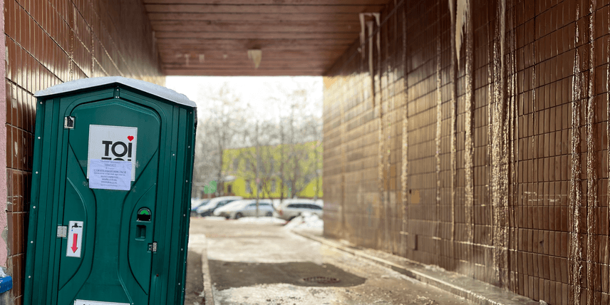 «Не користуйтесь каналізацією, інакше всі будемо в лайні!». Як виживають кияни на межі гуманітарної катастрофи