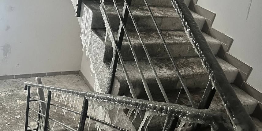 Без опалення в Києві замерзає лежачий ветеран. А вчора в будинку ще й сталася пожежа