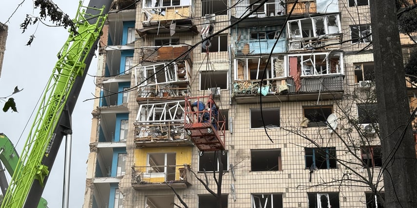 «Приліт на Відрадному? Боже, там же квартира моєї доньки!». Репортаж зі зруйнованого будинку