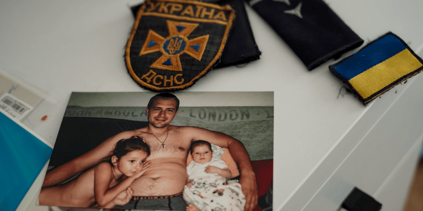 «Скажуть йти у вогонь — я піду». 26 днів у реанімації перебуває рятувальник, який постраждав від обстрілу 9 січня