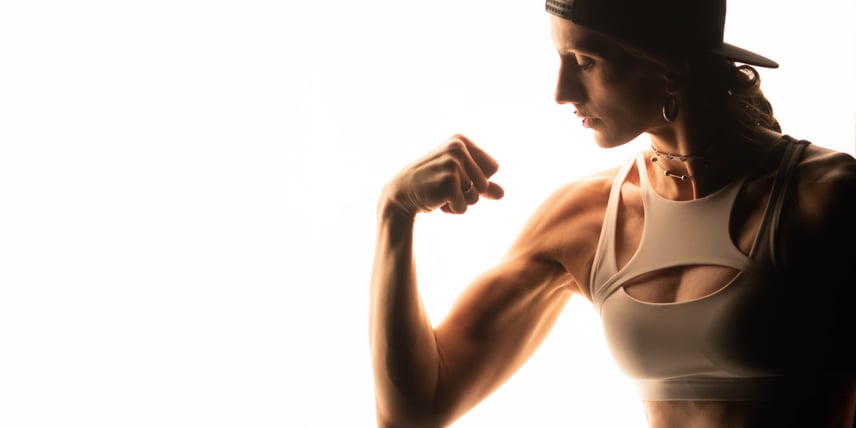 «Ти чоловік? Де твої яйця?» — гейтять блогерку Маковію. Що це за люди й чому їм так підгорає