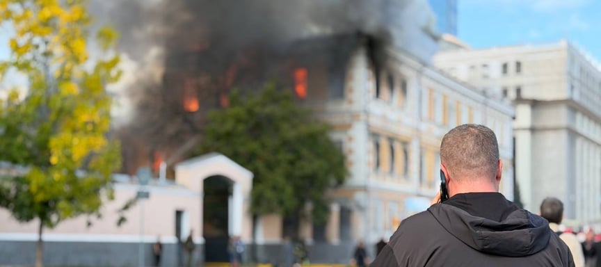 російський дрон влучив у будівлю НАН України — є загиблі. Люди намагалися врятуватися від вогню через вікна