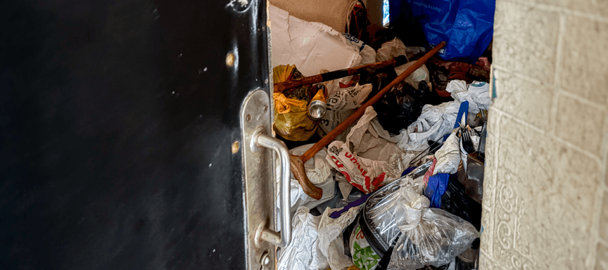 Сусідка захаращує квартиру сміттям, у вас — таргани й нема опалення, бо в неї прорвало труби. Що робити?