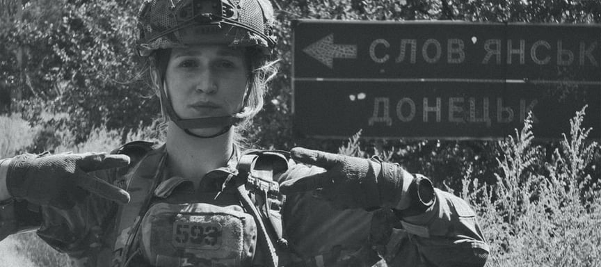 Першою в класі перейшла на українську мову, а після повноліття приєдналася до «Азову». Памʼяті 19-річної Дарьї Лопатіної
