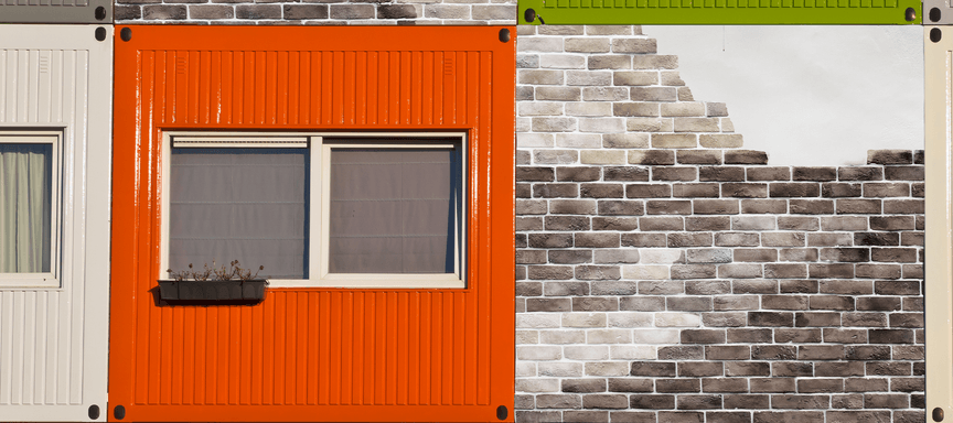 «Будемо, мабуть, дорогу перекривати». Чому жителі Ірпеня роками живуть у тимчасових домівках