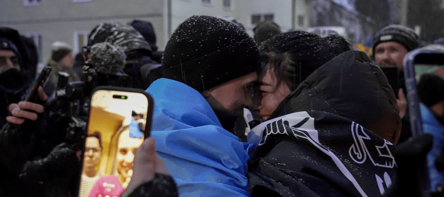 «Коли чоловік потрапив у полон, син був метр на зріст. А зараз — метр сімдесят». Репортаж із першого обміну за п’ять місяців