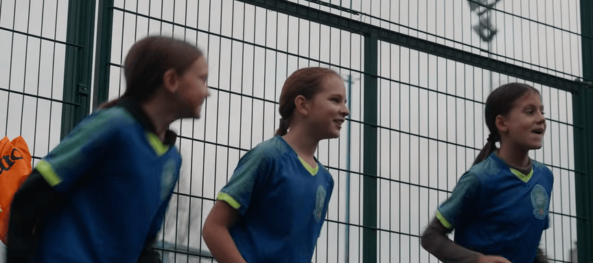 «Шла в украинской форме с тренировки, слышу — что-то жужжит. Поднимаю голову, а там дрон» — 11-летняя Мария-Анна о жизни в Херсоне