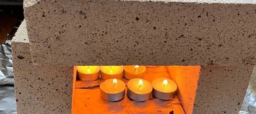 «Ми — заручники ситуації, гріємо квартири, щоб не полопали батареї». Репортаж зі столичного будинку, де два тижні немає тепла