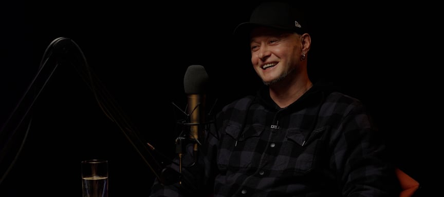 «Мені в Києві робити нічого». Андрій Хливнюк про особисті кордони, пісні на нулі, тил і дружбу з Noize MC