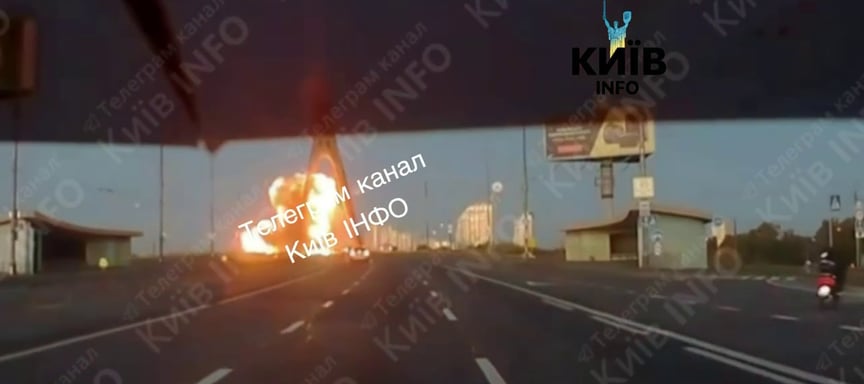 Момент влучання в Північний міст у Києві