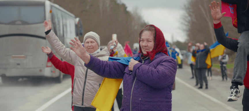 «Все кидаємо — і біжимо». Репортаж із села Нові Яриловичі біля кордону, яке найпершим зустрічає автобуси з полоненими