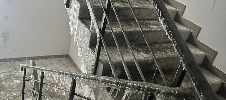 Без опалення в Києві замерзає лежачий ветеран. А вчора в будинку ще й сталася пожежа