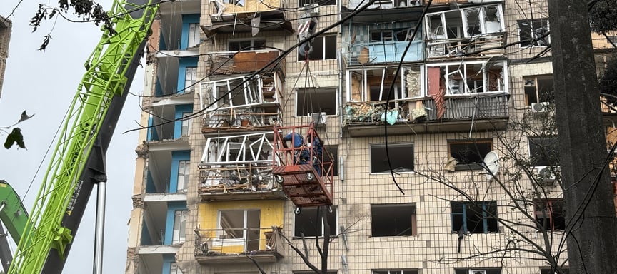 «Приліт на Відрадному? Боже, там же квартира моєї доньки!». Репортаж зі зруйнованого будинку