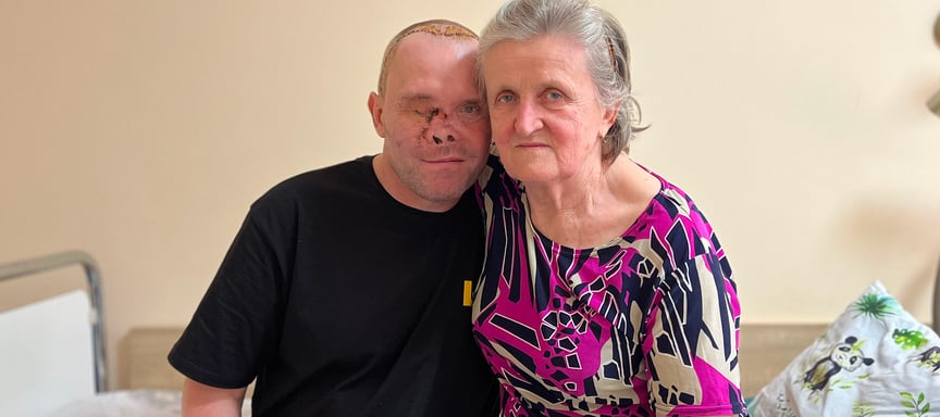 «Носила мене під серцем. А потім з-під мене пелюшки». Як витримати 40 операцій пораненого сина