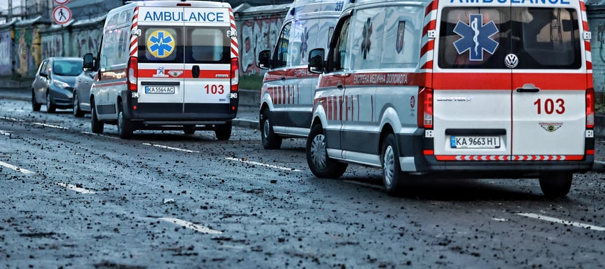 «Мені прилетіло, "швидка" мене не забирала». Потерпіла від прильоту журналістка hromadske зʼясувала, як працює алгоритм «швидких»