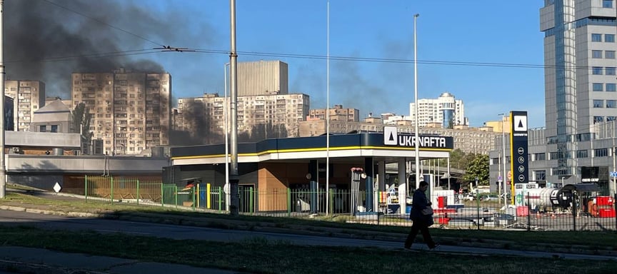 У Києві росіяни вдарили дронами по двох заправках — відомо про загиблого