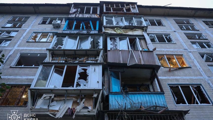 Пошкоджений будинок, внаслідок російської атаки на Київ