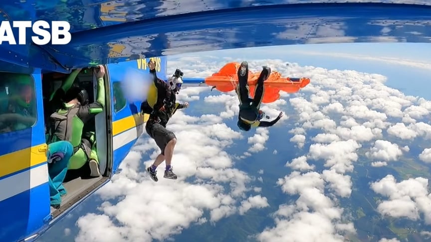 В Австралії парашутист зачепився за літак на висоті у 4,5 тисячі метрів (ВІДЕО)