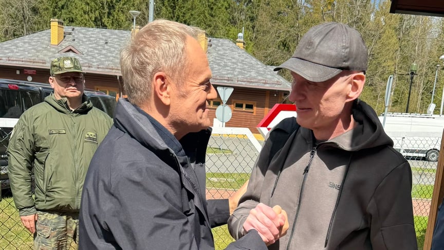 Прем'єр-міністр Польщі Дональд Туск із журналістом Анджеєм Почобутом, звільненим із тюрми в Білорусі