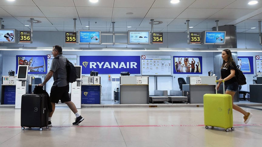 Лоукостери WizzAir та RyanAir з 1 листопада змінюють правила перевезення ручної поклажі та багажу — ручна поклажа значно зменшиться (на фото — пасажири із багажем в аеропорту Мадрида, Іспанія, 26 липня 2018 року)