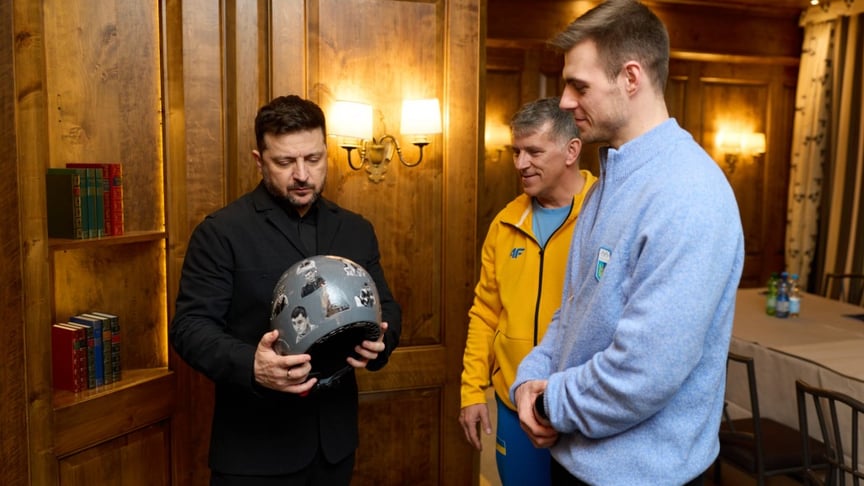 Володимир Зеленський тримає шолом з зображеннями загиблих українських спортсменів, в якому скелетоністу Гераскевичу заборонили виступати на Олімпіаді