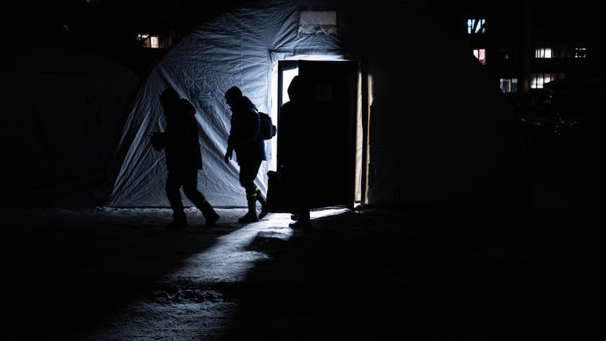 Ілюстративне фото. Люди виходять з «Пункту незламності» в Києві, Україна, 17 січня 2026 року