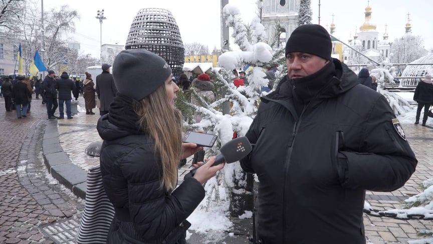 Вікторія Рощина, журналістка Громадського і Руслан Цикалюк, командир полку поліції особливого призначення